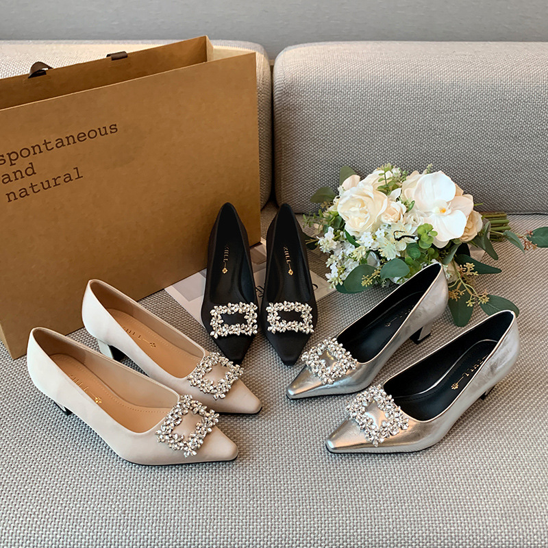 Women Formal Wear Heels - 黒のサテン生地のポインテッドトゥパンプス、チャンキーヒールとラインストーンバックルの装飾が施され、快適な履き心地で、フォーマルにもカジュアルにも普段使いに最適です。